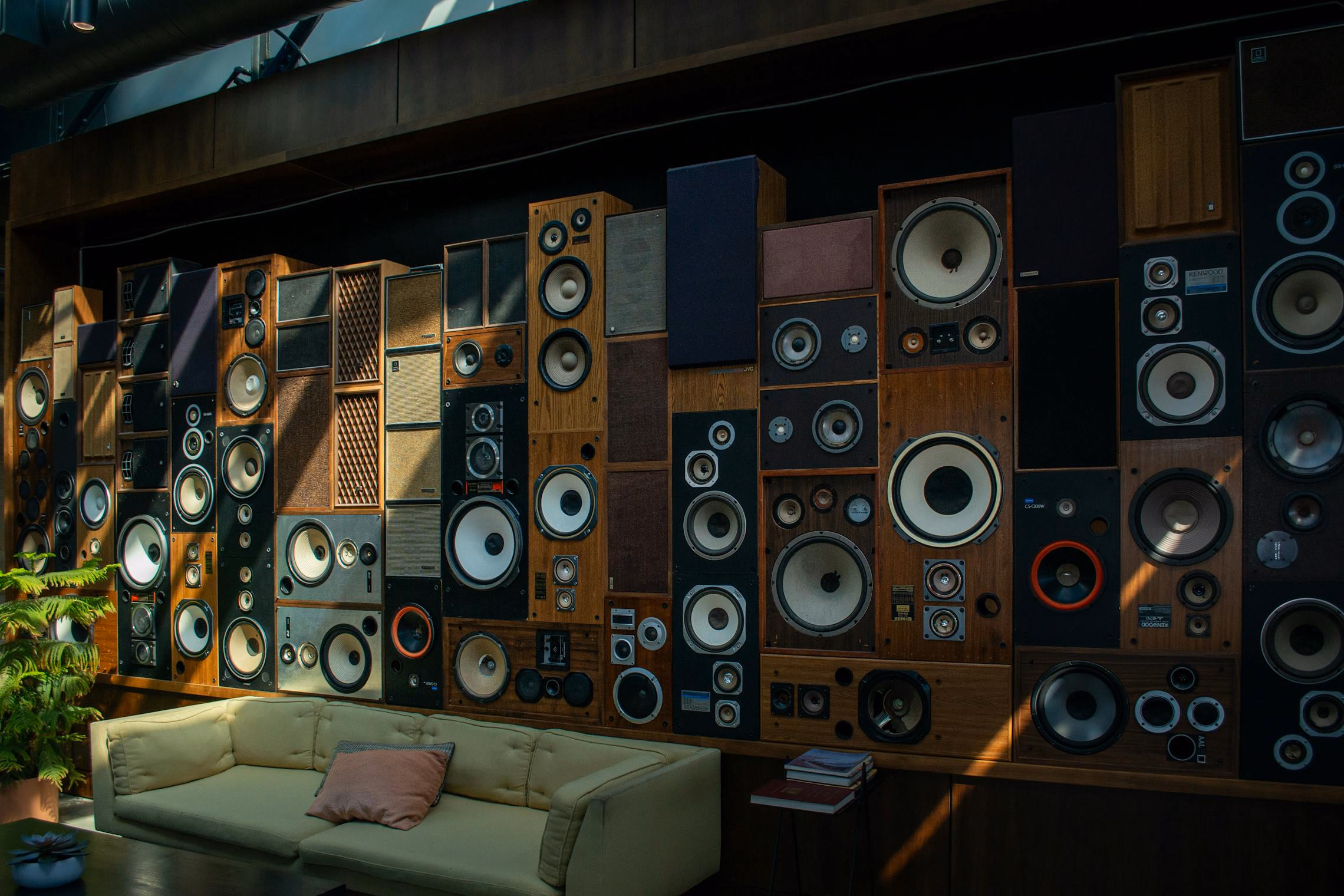 A diagram showing speaker placement in a haunt room with sound reflection paths drawn on the walls